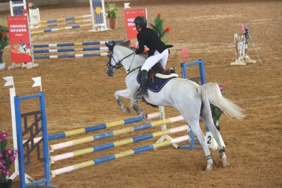 县文旅局, 着笔挺的骑